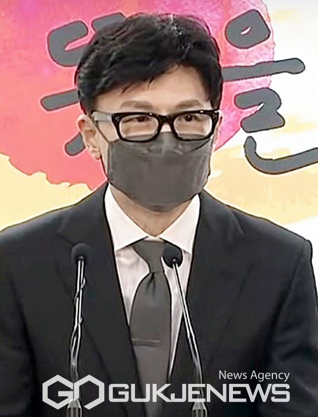 이재명, 교육부 장관 후보자는 최교진 세종시 교육감, 여성가족부 후보자는 원민경 변호사 지명. 공정거래위원장 후보는 주병기 경제학부 교수, 금융위원장 후보는 이억원 전 차관 선정. 한편 국가교육위원장 후보에는 차정인 부산대 교수 내정. 새로운 장관들의 역할과 정책 방향 관심 쏠림.