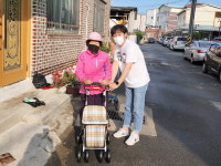 함양군, 거동불편 어르신들에게 노인활동보조기(실버카) 전달