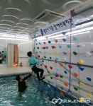 용인시 장애인 재활치료...전국 최초 아쿠아 클라이밍 도입 큰 호응