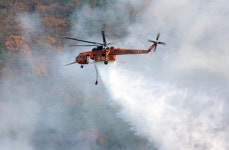 [속보] 경북 성주 까치산자락 산불 남동풍2.4m/s, 헬기투입