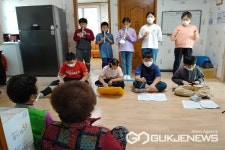 보은 탄부초등학교, 경로당 봉사활동 가다