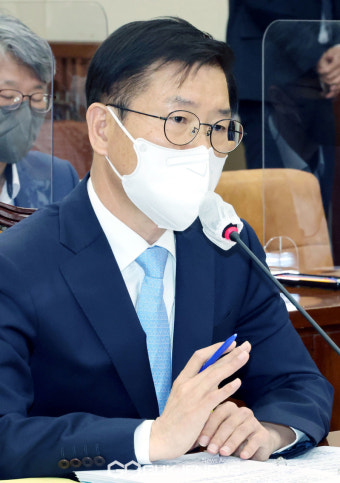 의원 질의 답하는 이정식 장관 후보자