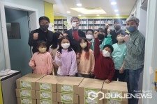 충북개발공사, 어린이날 맞아 지역아동센터에 선물 전달