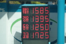 주유소 휘발유 가격 유류세 추가 인하로 하락...경유 치솟아