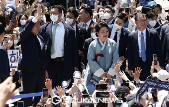 인사하는 문재인 전대통령 김정숙 여사