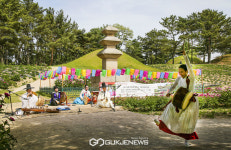 문화재와 작약꽃 어울려진 신화랑 풍류 음악회개최