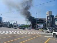 (속보) 부산 동래구 내성교차로에서 정차 중 승용차 폭발 사고...차량 전소