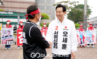 강변역 앞에서 시민들과 인사하는 오세훈 후보