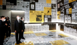 깨어있는 시민 문화체험 전시관 찾은 문재인 전 대통령