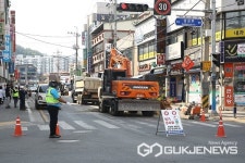 옥천읍 금장로 거미줄 전선 걷어낸다