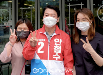 시민들과 기념촬영하는 안철수 분당갑 후보