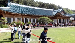 대통령 관저로 들어서는 시민들