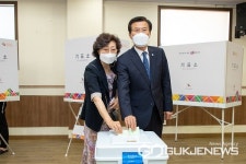 홍성열 증평군수 부부, 8회 동시지방선거 소중한 한표 행사