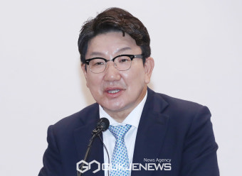 워크숍 인사말하는 권성동 국민의힘 원내대표