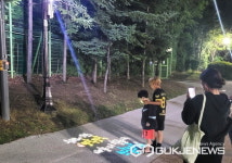 용인시 동백1동, 로고젝터로 주민들에 응원 문구 전달
