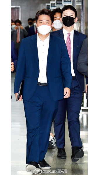 최고위 회의 참석하는 이준석 대표