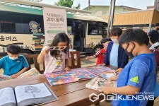 괴산 송면초등학교, 달리는 책이음버스 독서 체험 실시