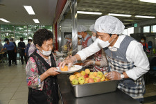 최경식 남원시장 당선인, 시노인복지관에서 배식봉사 참여