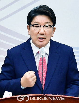 긴급의원총회에서 발언 하는 권성동 국민의힘 원내대표