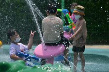 [국제포토] 소통하는 어린이들