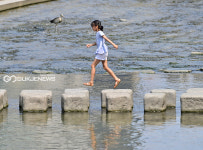 [국제포토] 청계천 징검다리 건너는 어린이