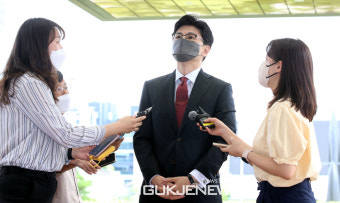 취재진 질문에 답변 하는 한동훈 법무부 장관