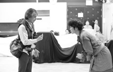 다채로운 노래와 움직임이 있는 연극 예외와 관습