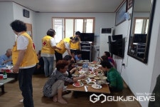 영동 매곡면적십자봉사회, 이웃사랑 경로잔치 열어