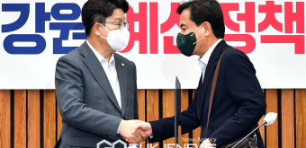 인사 나누는 권성동 원내대표-김진태 강원도지사