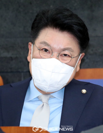 의원총회 참석한 장제원 의원