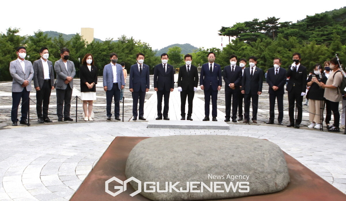 이재명, 국민이 주인인 나라 완성하겠다 다짐하며 노무현 묘역 참배 후 눈물 흘려