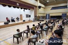 보은 관기초등학교, 인디밴드 버스킹 공연과 함께 방학식 가져