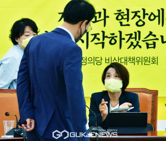 회의에 앞서 대화 나누는 이은주 정의당 비상대책위원장