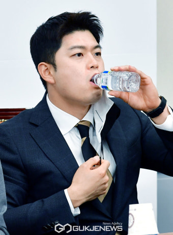 생각에 잠긴 김용태 국민의힘 최고위원