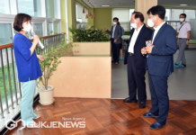 [포토] 강서고 학교공간 공감의 날 현장 둘러보는는 하윤수 교육감