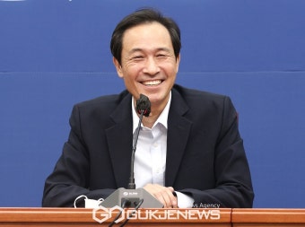 코로나 격리 마친 우상호 비대위원장 '미소 지으며 복귀'