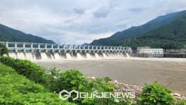 방류하는 가평 청평댐