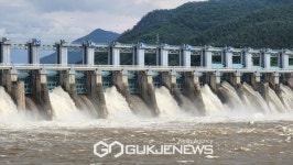 방류하는 가평 청평댐
