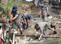 구룡마을 수해복구 지원 나선 육군 52사단 장병들