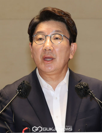 의원총회 인사말하는 권성동 원내대표