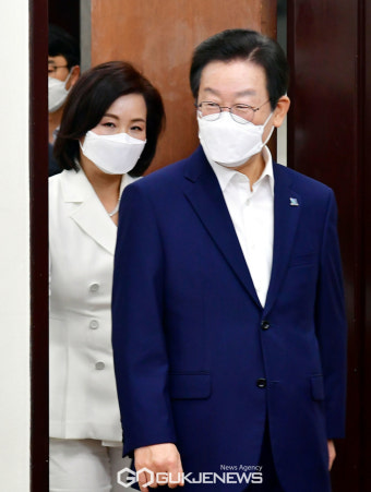 국힘 원내대표실로 들어서는 이재명 더불어민주당 대표