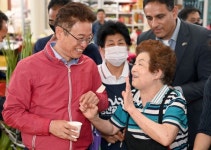 이철우 도지사, 경산공설시장에서 추석명절 장보기 실시
