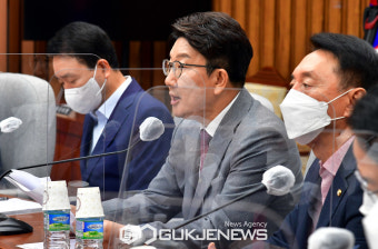 발언하는 권성동 원내대표