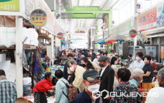 오태완 군수, 전통시장 장보기 앞장…전 공무원 조 나눠 참여