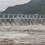 [속보]태풍 힌남노 영향, 경주 송선저수지 붕괴 위험