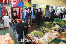 정장선 평택시장, 추석맞이 전통시장 상인 격려·태풍 피해 점검