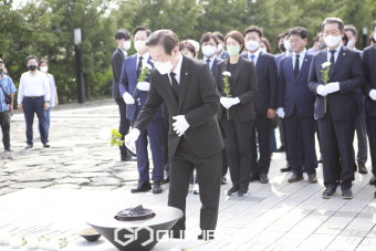 이재명 대표, 노무현 전 대통령 묘역에서 헌화