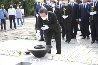 이재명 대표, 노무현 전 대통령 묘역에서 분향