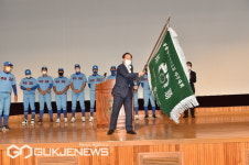 [포토] 봉황대기 전국고교야구대회 우승 부산고 격려하는 하윤수 교육감