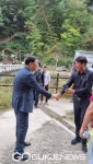 [포토] 마산공업고등학교 29회 김윤철 합천군수 산행하는 동문들에게 환영 인사